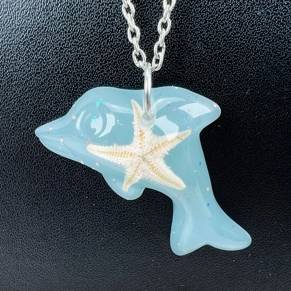 Vintage, starfish in resin blue dolphin pendant silvertone island chic necklace - Picture 1 of 6